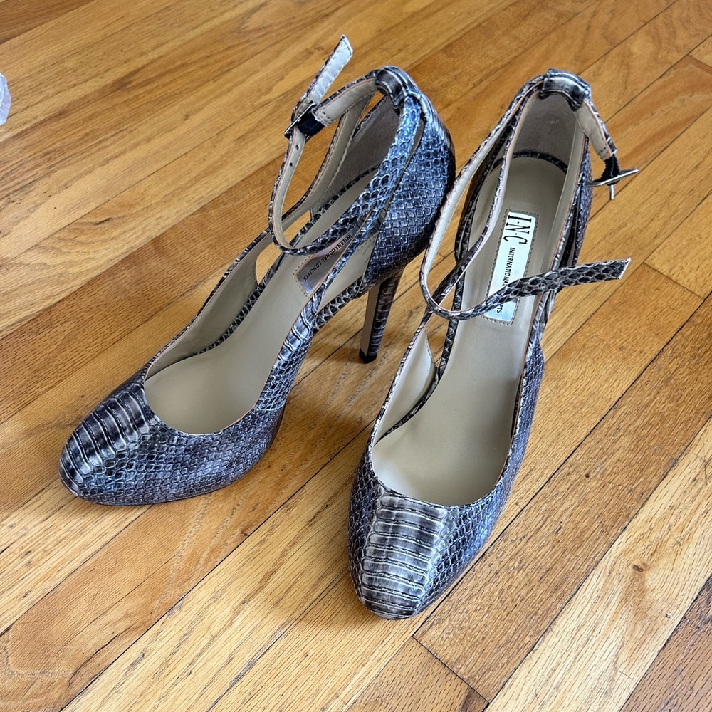 Snakeskin platform heel b/w